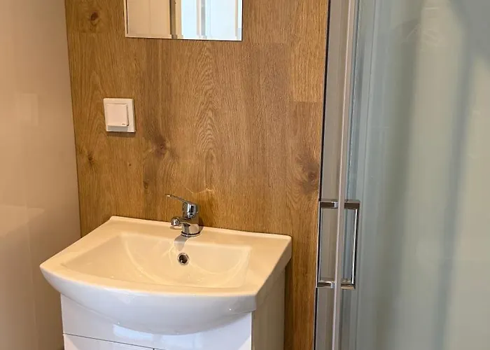 Modern House - 30 Metrow Od Jeziora,prywatna Plaza,wifi 度假居 *